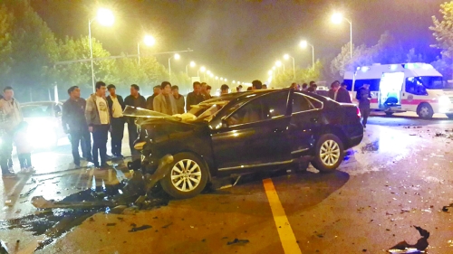車禍發(fā)生在鄭開大道路中央雙黃線附近,現(xiàn)場狀況慘烈。