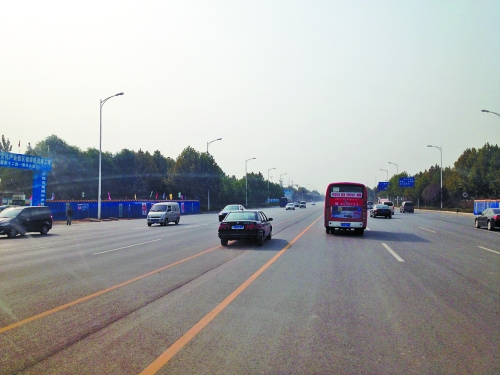 鄭開大道上隨處可見車輛駛?cè)腚p黃線超車,很危險(xiǎn)。