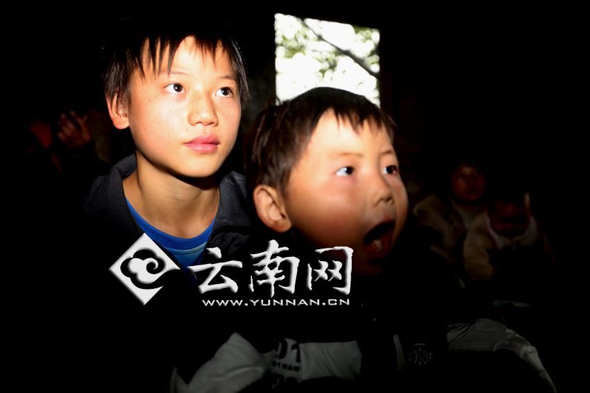 孩子認真地跟著袁老師讀拼音。徐弘毅 攝