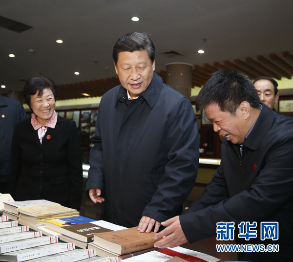 26日上午，習(xí)近平在孔子研究院參觀考察。新華社記者鞠鵬 攝