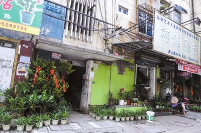 今年8月，當(dāng)年于英生妻子被殺案發(fā)生地——蚌埠市南山路一處臨街一樓的三室一廳——目前已經(jīng)成為一個(gè)花店。