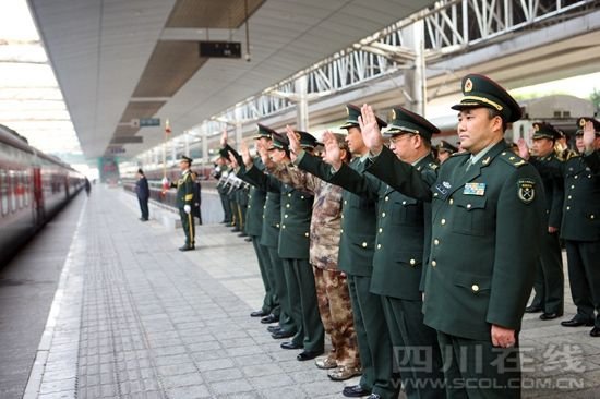 全國抗震救災(zāi)模范王凱率13集團軍常委為退伍老兵送行。
