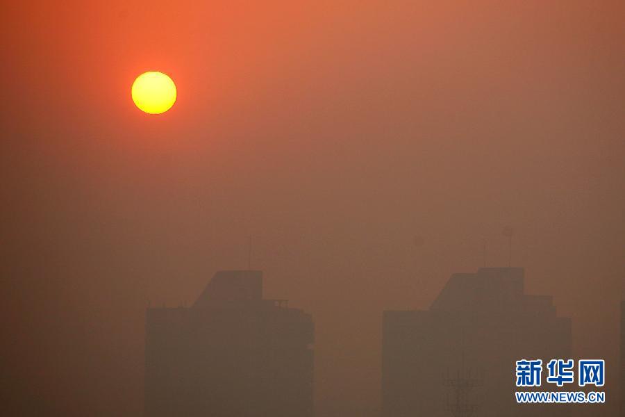這是12月2日清晨拍攝的霧霾籠罩的江蘇省揚州市景觀。