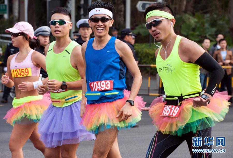 12月8日，三名男選手身著“蓬蓬裙”參加比賽。