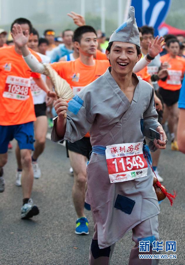 12月8日，一名選手身著“濟公”服裝參加比賽。