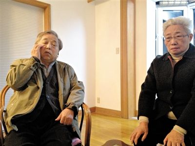 前晚，年過七旬的劉光嘉及妻子向記者講述強(qiáng)拆經(jīng)過。