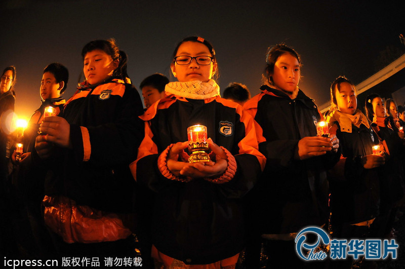 “為南京大屠殺遇難者守靈儀式暨和平燭光祭”活動(dòng)在侵華日軍南京大屠殺遇難同胞紀(jì)念館祭場舉行。