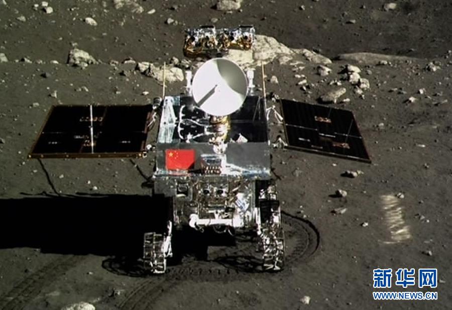 這是北京飛控中心大屏幕上顯示嫦娥三號(hào)著陸器上的相機(jī)拍攝的“玉兔”號(hào)月球車。