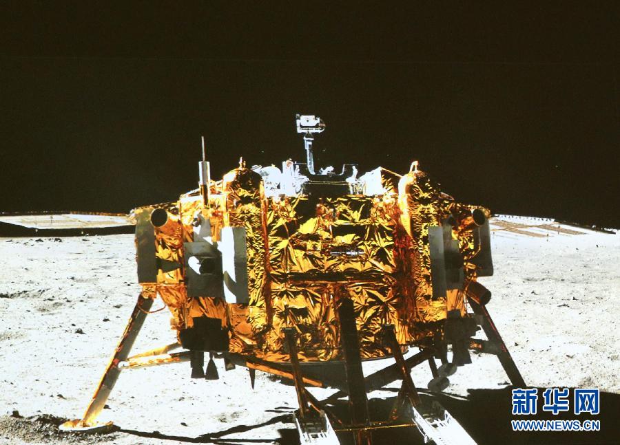 這是北京飛控中心大屏幕上顯示“玉兔”號(hào)月球車上的全景相機(jī)拍攝的嫦娥三號(hào)著陸器照片。