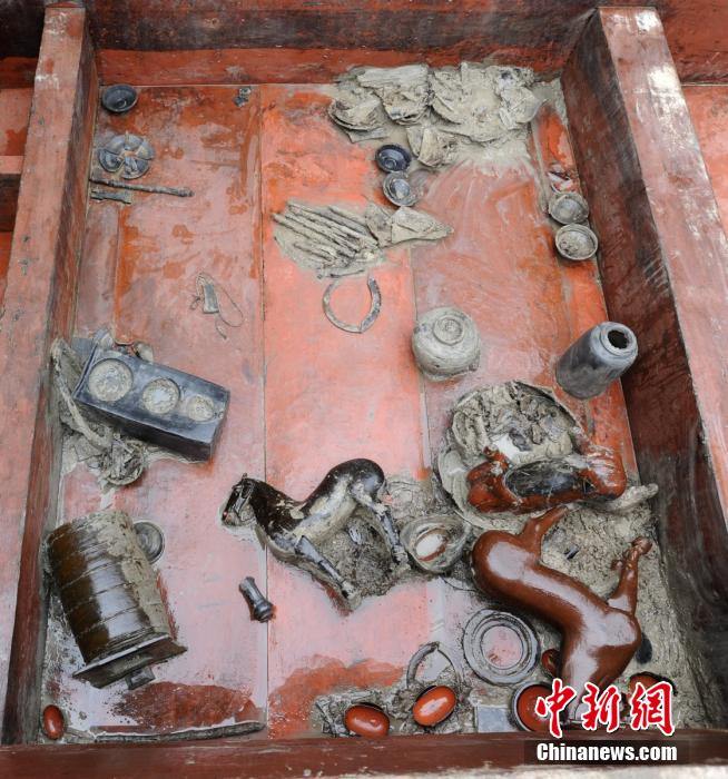 圖為出土漆器240余件，器形有耳杯、奩、幾、盤、盒、俑、馬等。