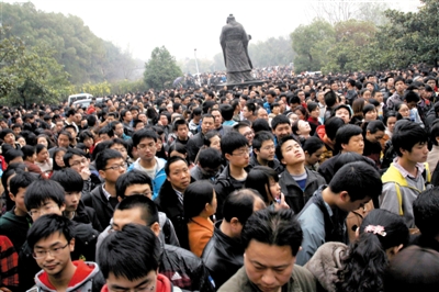 去年3月16日，武漢華中科技大學，“北約”、“華約”、“卓越”聯(lián)盟自主招生選拔考試湖北考點，考生等待進場。 圖/CFP