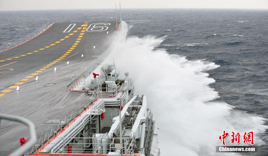 圖為遼寧艦利用南海海域自然條件進(jìn)行大風(fēng)浪航行試驗(yàn)。中新社發(fā) 胡鍇冰 攝