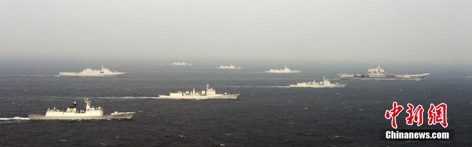 圖為遼寧艦與水面艦艇進(jìn)行協(xié)同訓(xùn)練。中新社發(fā) 李靖 攝
