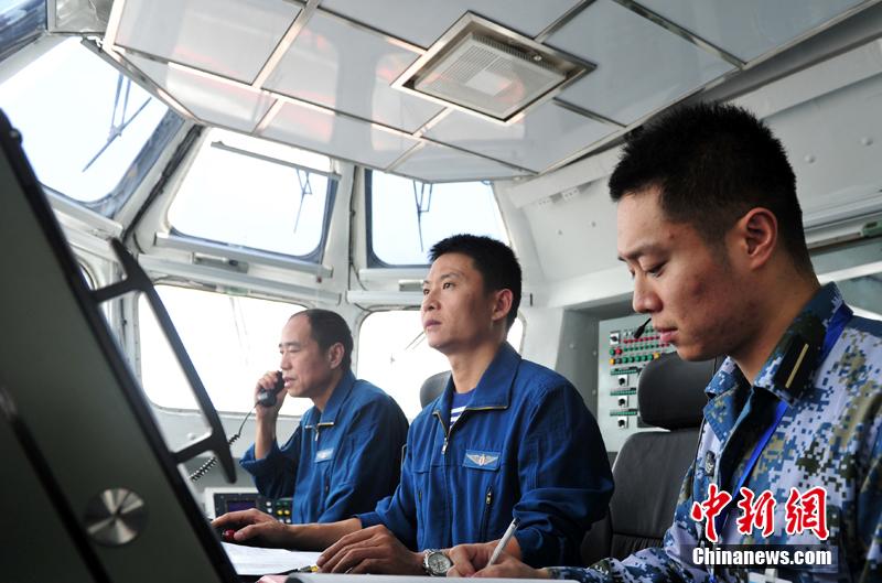 圖為遼寧艦飛行指揮員在塔臺(tái)進(jìn)行艦載機(jī)著艦起飛指揮。中新社發(fā) 胡鍇冰 攝