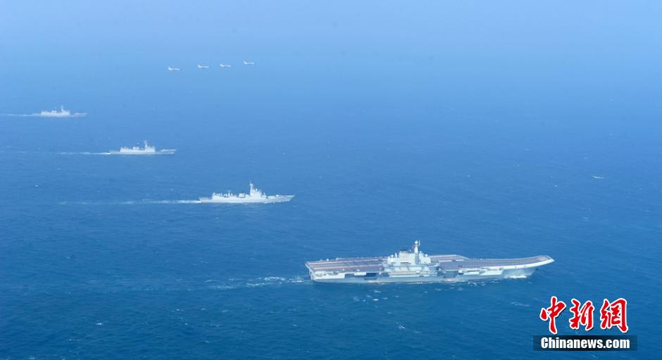 圖為遼寧艦與水面艦艇、飛機(jī)進(jìn)行協(xié)同訓(xùn)練。中新社發(fā) 胡鍇冰 攝