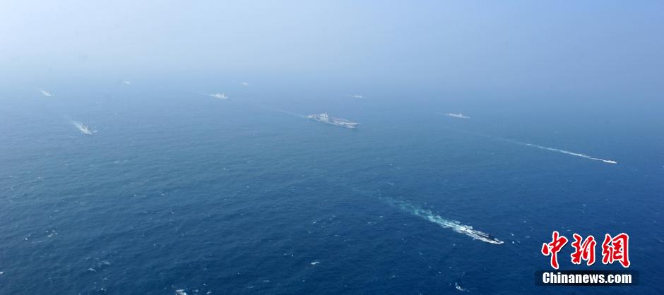 圖為遼寧艦與水面艦艇進(jìn)行協(xié)同訓(xùn)練。中新社發(fā) 李靖 攝