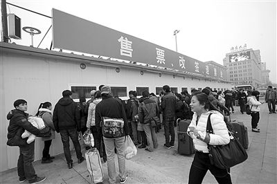 1月6日，北京站搭建完畢的臨時(shí)售票處已經(jīng)投入使用。今年春運(yùn)期間，北京鐵路局共開設(shè)售票窗口3421個(gè)，同比增加150個(gè)。新京報(bào)記者