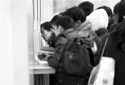 1月6日，旅客在北京站臨時(shí)售票處排隊(duì)購(gòu)票。新京報(bào)記者
