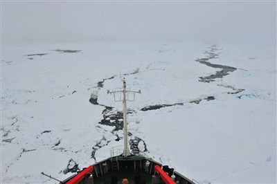 7日17時50分許，“雪龍”號船頭冰面裂開一條水道，“雪龍”號趁機(jī)迅速穿過。