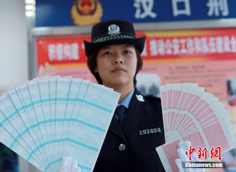 武漢鐵路公安局辦案民警展示空白假火車票。