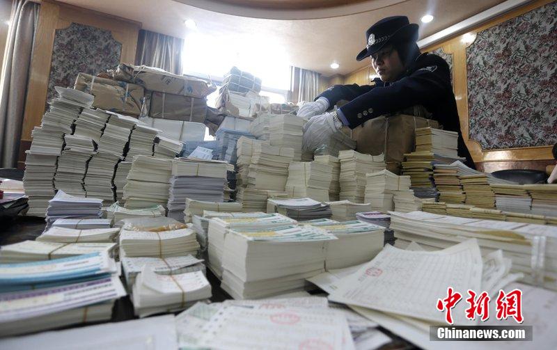 湖北省武漢市，民警清點(diǎn)大量非法制作的成品，半成品假票和制假工具。