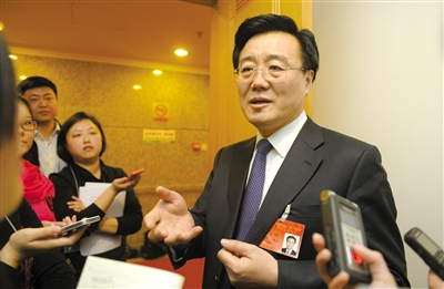 昨日，在十四屆人大二次會(huì)議順義代表團(tuán)全團(tuán)審議后，北京市人大代表、北京市常務(wù)副市長李士祥接受記者提問。新京報(bào)記者 浦峰 攝