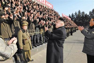 朝中社1月15日發(fā)布的圖片顯示，朝鮮最高領導人金正恩視察位于平安南道的國家科學院，與科研人員會面。