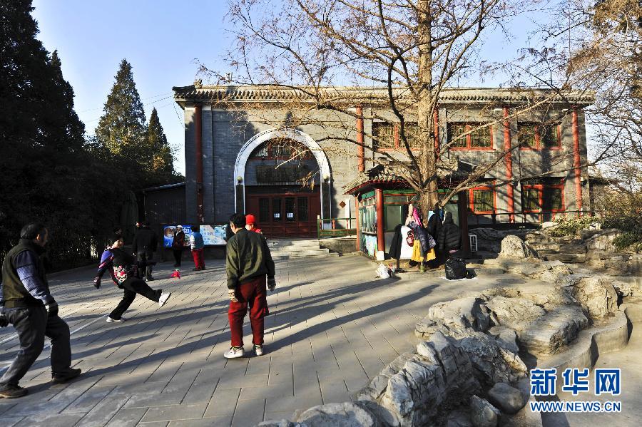 1月15日，市民在北京北海公園內(nèi)的上林苑飯莊門(mén)前晨練。