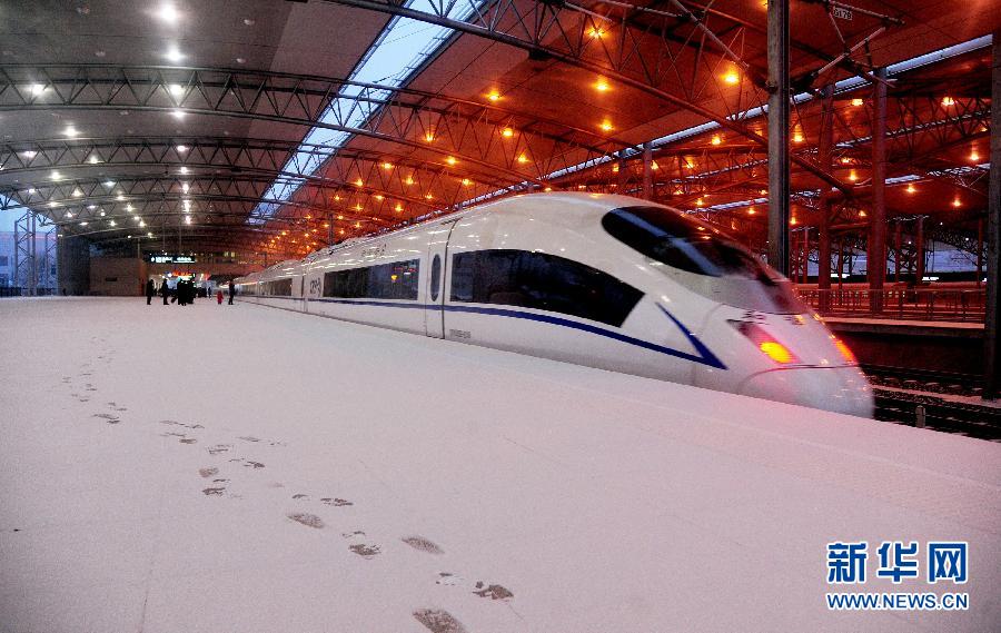 在沈陽北站，歸途中的人們在雪地上留下腳?。?月19日攝）。