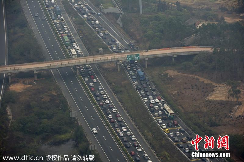 航拍春運(yùn)路況 廣河長深高速交界車隊(duì)綿延幾公里