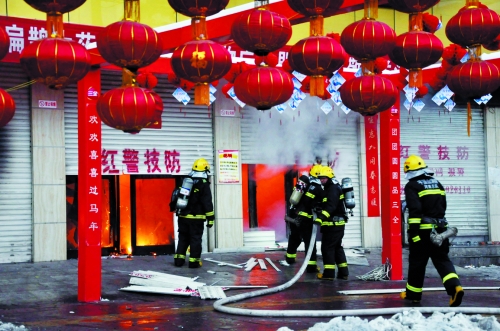 　2.消防人員透過(guò)大門(mén)向營(yíng)業(yè)大廳噴水滅火