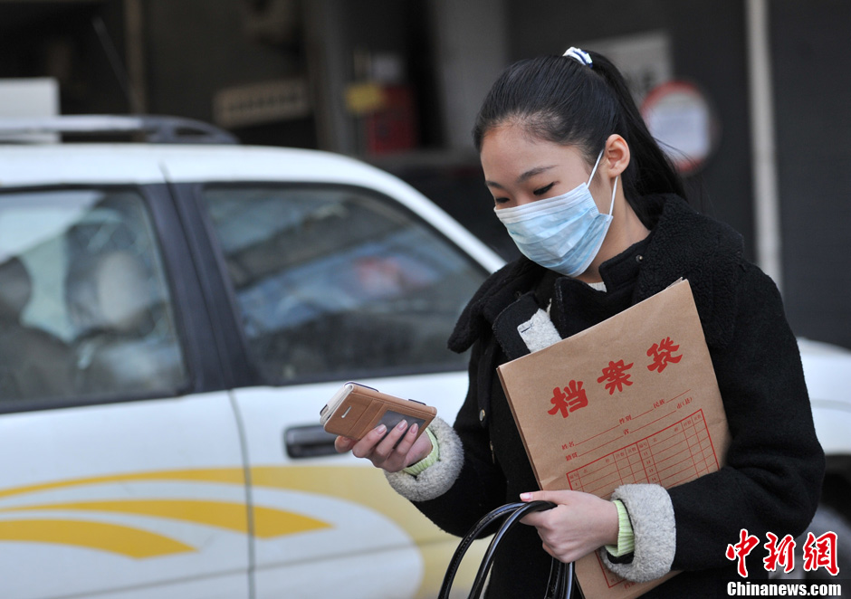 圖為表演系考生走出考場。