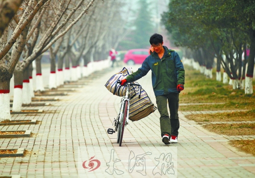 走在校園的小路上，帥氣的單車是我同伴，鼓鼓的行囊盛不下父母深深的惦念。