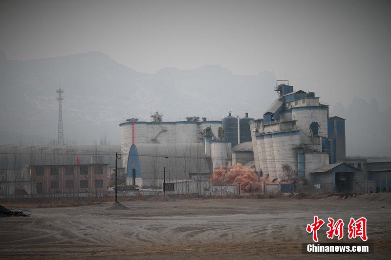 　2014年2月17日，石家莊市再次啟動壓減水泥過剩產(chǎn)能、治理大氣污染水泥企業(yè)集中爆破拆除行動。