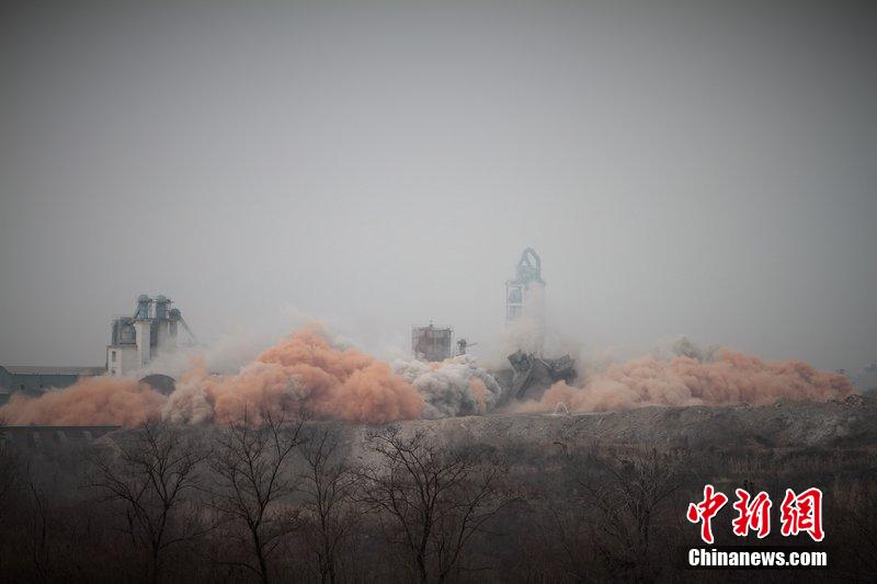　2014年2月17日，石家莊市再次啟動壓減水泥過剩產(chǎn)能、治理大氣污染水泥企業(yè)集中爆破拆除行動。