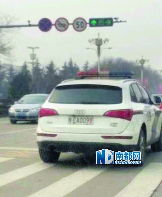 渭南市中院配備的奧迪Q 5警車在路上行駛。圖片來源：新浪微博
