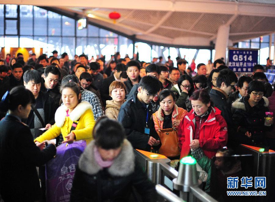 2月24日，在武漢火車站，乘客在檢票進站。