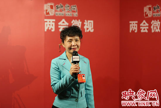 在映象網(wǎng)全國兩會(huì)北京演播室，全國人大代表、河南理工大學(xué)音樂學(xué)院副院長游吟歌做客《兩會(huì)微視》訪談.
