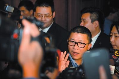 3月10日23時許，與馬航失聯(lián)航班部分乘客家屬乘坐同一航班的乘客在北京首都機場辦理值機手續(xù)。新華社