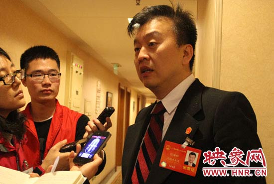 全國人大代表、中央電視臺綜藝頻道節(jié)目組主持人、河南省青聯(lián)榮譽(yù)副主席張澤群