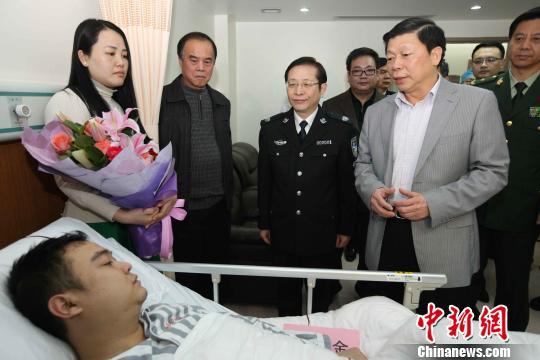 廣西壯族自治區(qū)黨委常委、政法委書記溫卡華看望唐蔚宣。