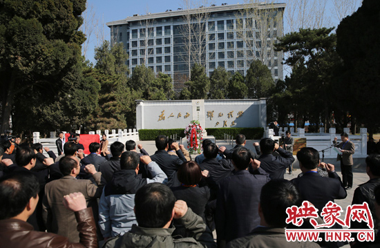 在焦裕祿紀(jì)念館，參觀的人絡(luò)繹不絕，一批批來自全國各地的黨員干部前來學(xué)習(xí)焦裕祿事跡