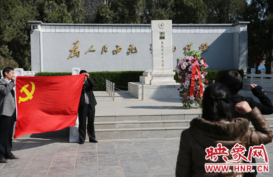 在焦裕祿紀(jì)念園，來自河南的黨員干部在焦陵前宣誓。