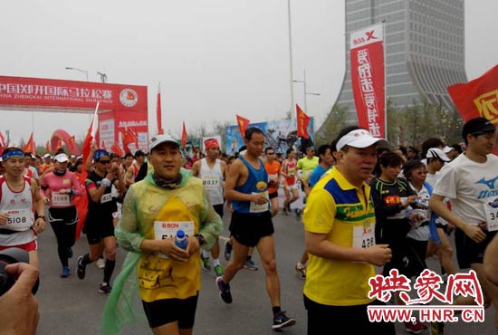 3月30日上午8點20分，2014鄭開國際馬拉松賽在鄭開大道鳴槍起跑。