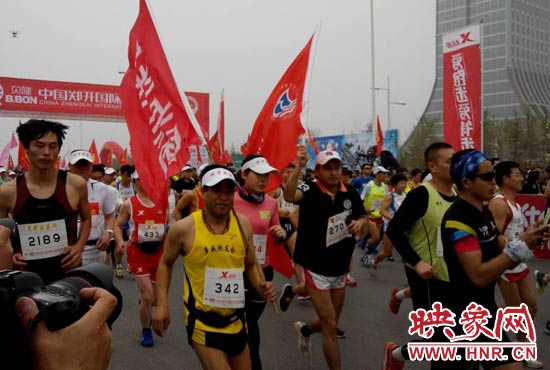 目前在鄭開大道上，一場角逐正在展開。