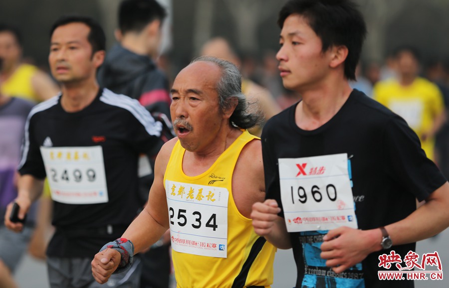 一位老年選手與年輕人比速度。