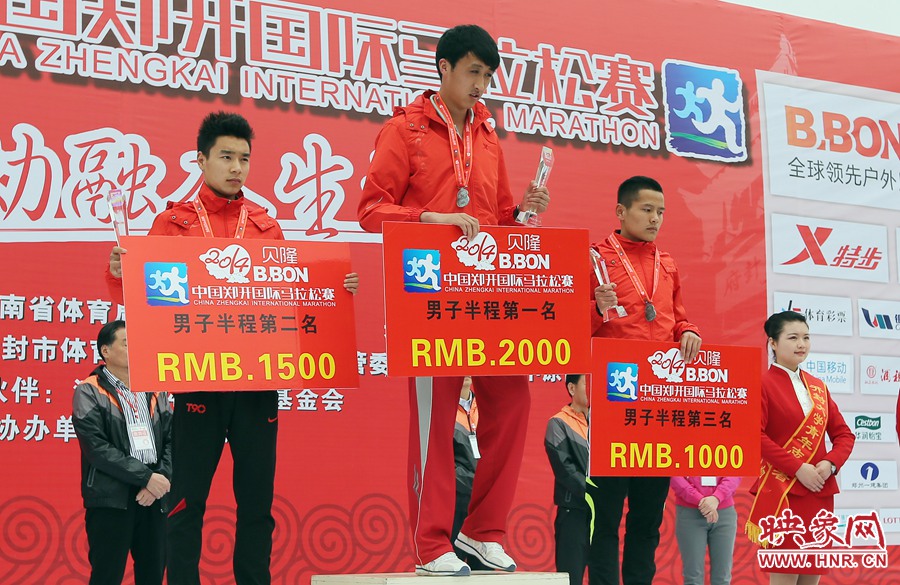 男子半程前三名選手。