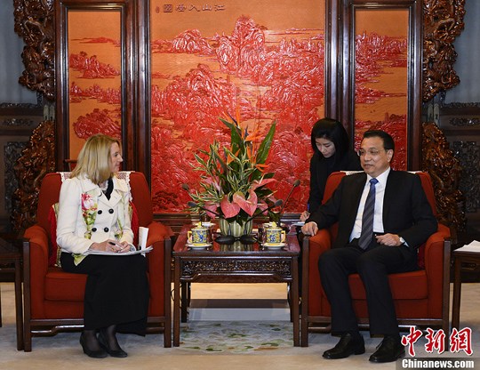 中國國務(wù)院總理李克強在北京中南海紫光閣會見了美國《科學(xué)》雜志主編瑪西婭·納特一行。