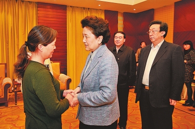  4月9日，中共中央政治局委員、國務(wù)院副總理劉延?xùn)|在鄭州接見“踐行焦裕祿精神的好校長”張偉的家屬。
