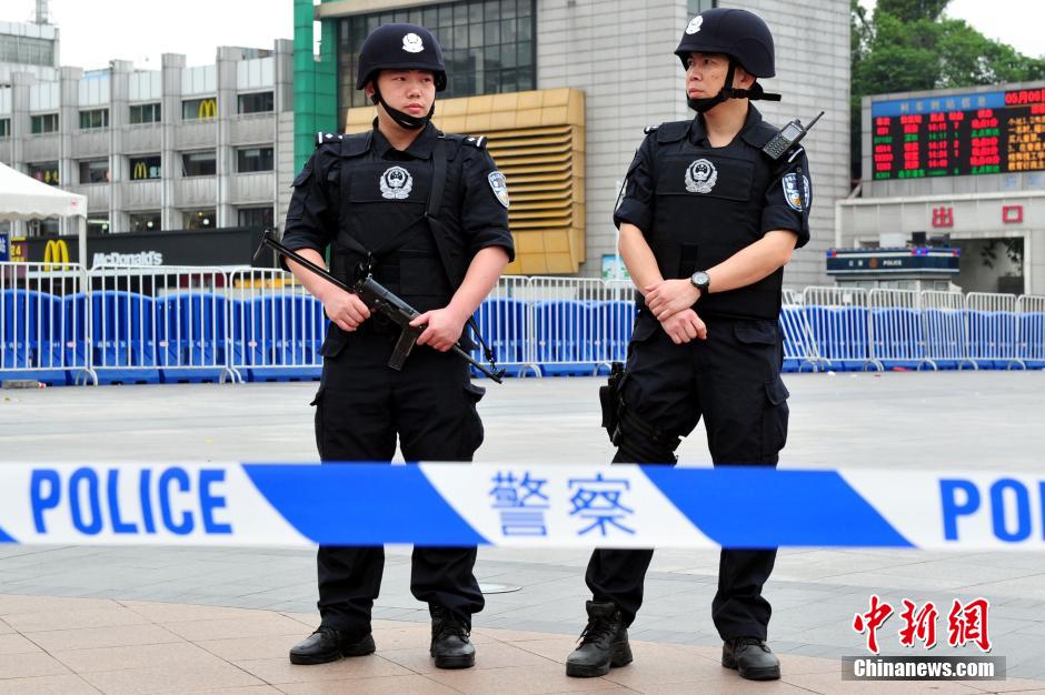 圖為廣州特警在案發(fā)現(xiàn)場(chǎng)戒備。